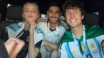 Loreto Peralta, Alejandro Speitzer y Juanpa Zurita sonríen para la cámara dentro de un automóvil. Llevan camisetas deportivas.