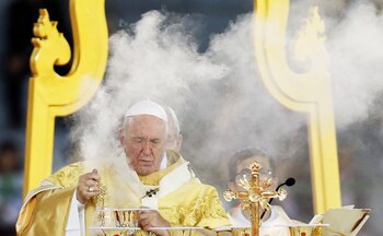 El Papa Francisco dirige la