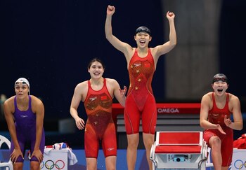 Juegos Olímpicos de Tokio 2020 - Natación - Relevo de 4 x 200 metros estilo libre femenino - Final - Centro Acuático de Tokio - Tokio, Japón - Yang Junxuan de China, Tang Muhan de China y Zhang Yufei de China. 29 de julio de 2021, REUTERS/Marko Djurica