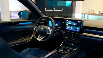 El interior tiene dos pantallas