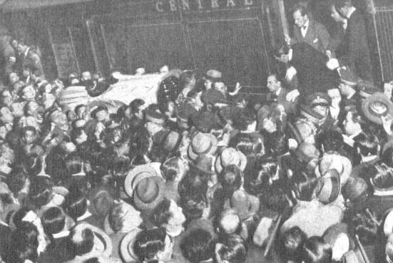 El féretro con los restos del senador electo fueron llevados en tren a Rosario.