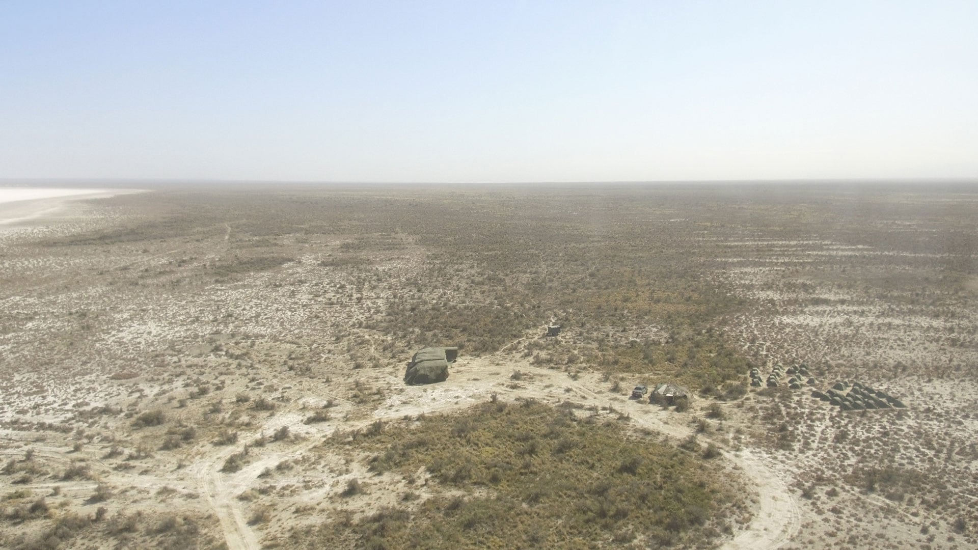 haceme un pie describiendo al lugar y su ubicacion geográficaSalinas del Bebedero se encuentra a unos 42 kilómetros al sudoeste de la ciudad de San Luis; allí funciona el polígono militar donde se realizó la práctica de tiro en la que murió José Javier Bechis