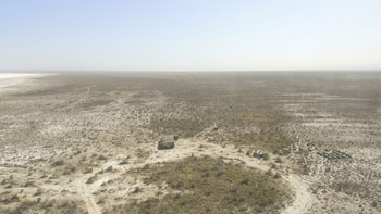 haceme un pie describiendo al lugar y su ubicacion geográfica
Salinas del Bebedero se encuentra a unos 42 kilómetros al sudoeste de la ciudad de San Luis; allí funciona el polígono militar donde se realizó la práctica de tiro en la que murió José Javier Bechis