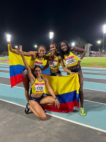 El equipo de relevos femenino 4x100 de Colombia ganó la medalla de oro en una prueba que fue viral por el remate - crédito Comité Olímpico Colombiano
