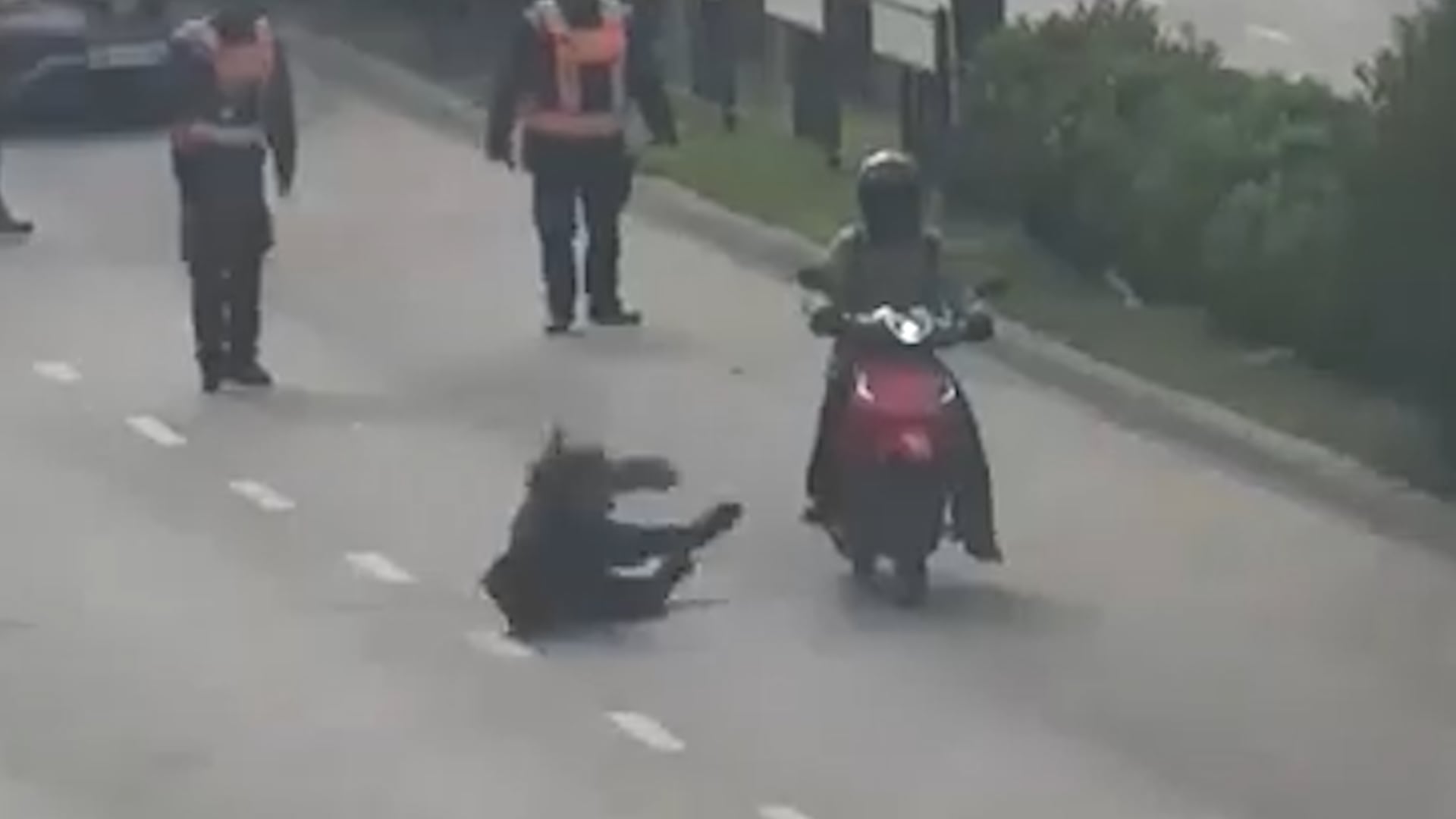 La motociclista atropelló a una agente de tránsito en un control