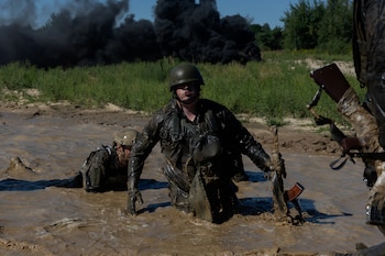 Militares ucranianos de las Fuerzas de Asalto Aéreo participan en ejercicios para obtener la boina granate (de color burdeos oscuro) en un lugar no revelado, el 14 de agosto de 2026, en plena invasión rusa de Ucrania (Tetiana Dzhafarova/AFP)