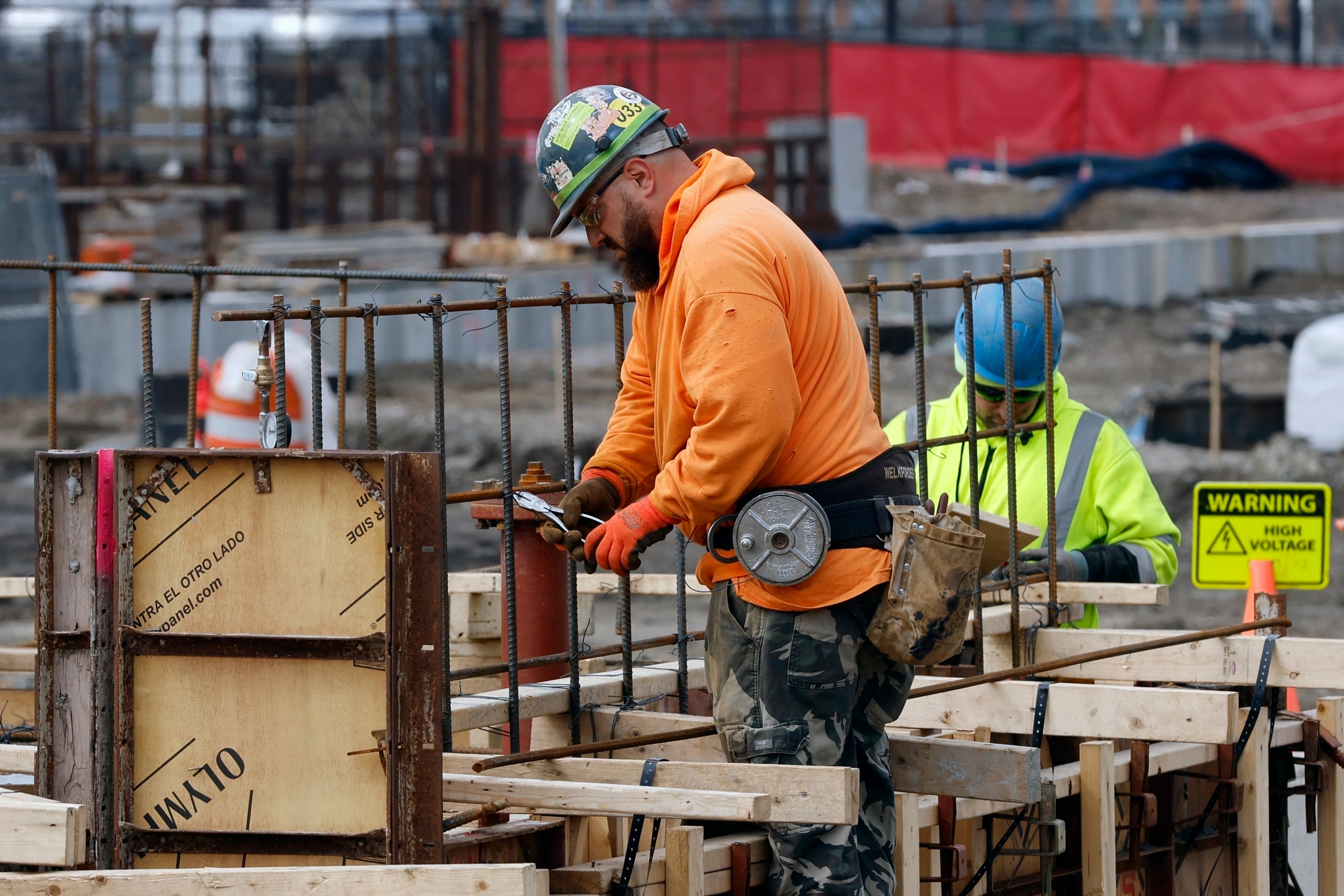 El Departamento de Trabajo revisó al alza la creación de empleo y ubicó marzo en 214.000 puestos y abril en 179.000 (AP Foto/Michael Dwyer, File)