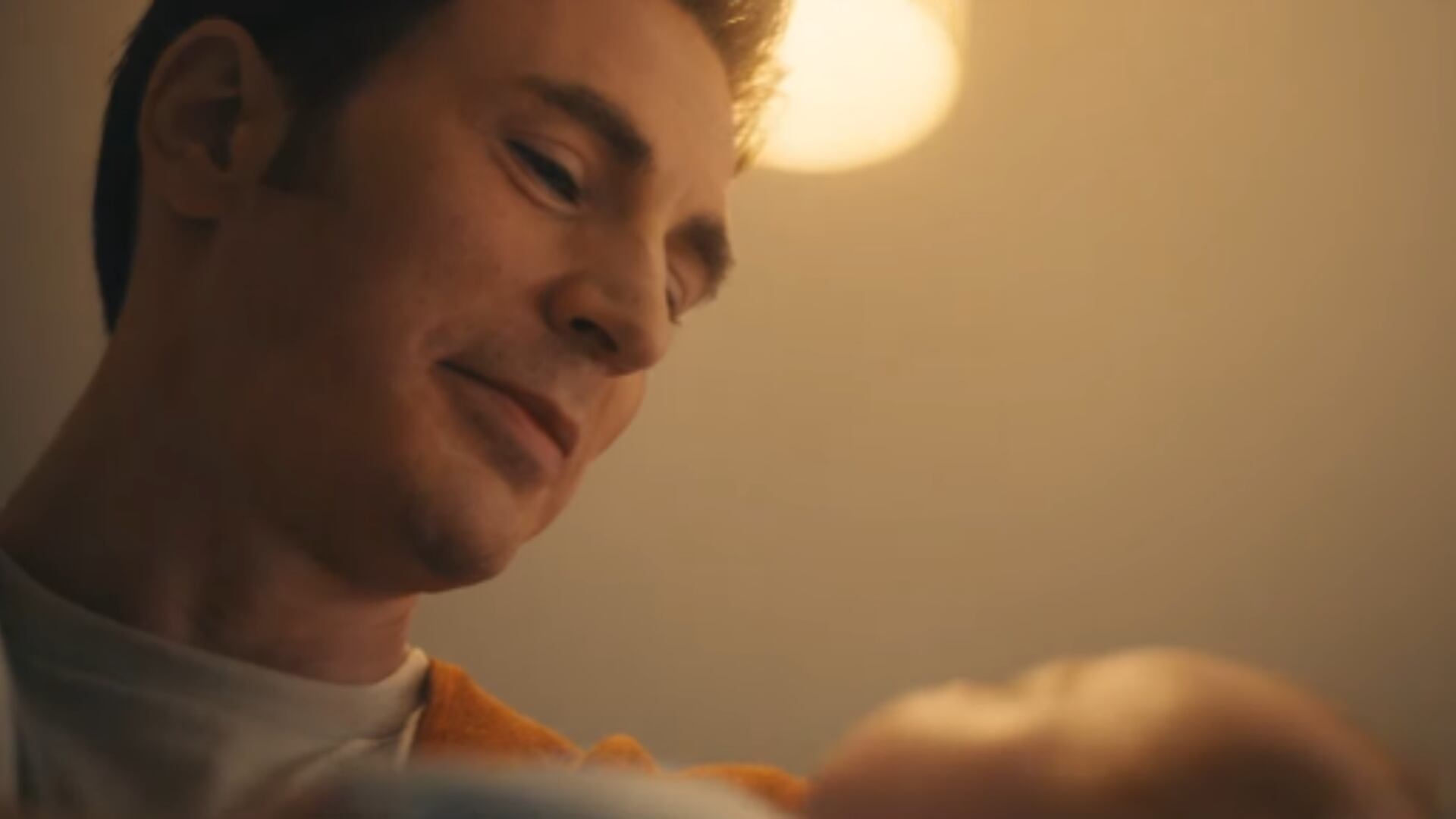 El video destaca al personaje en un ambiente familiar, cargando a un bebé y mostrando su vida después de los héroes (RS)