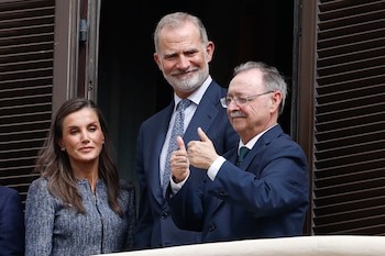 El rey Felipe VI (c) y la reina Letizia (i) saludan desde el balcón del Ayuntamiento junto al alcalde-presidente de la Ciudad Autónoma de Ceuta, Juan Jesús Vivas (d), a su llegada a Ceuta. EFE/Chema Moya