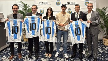 Lionel Scloni dio una charla