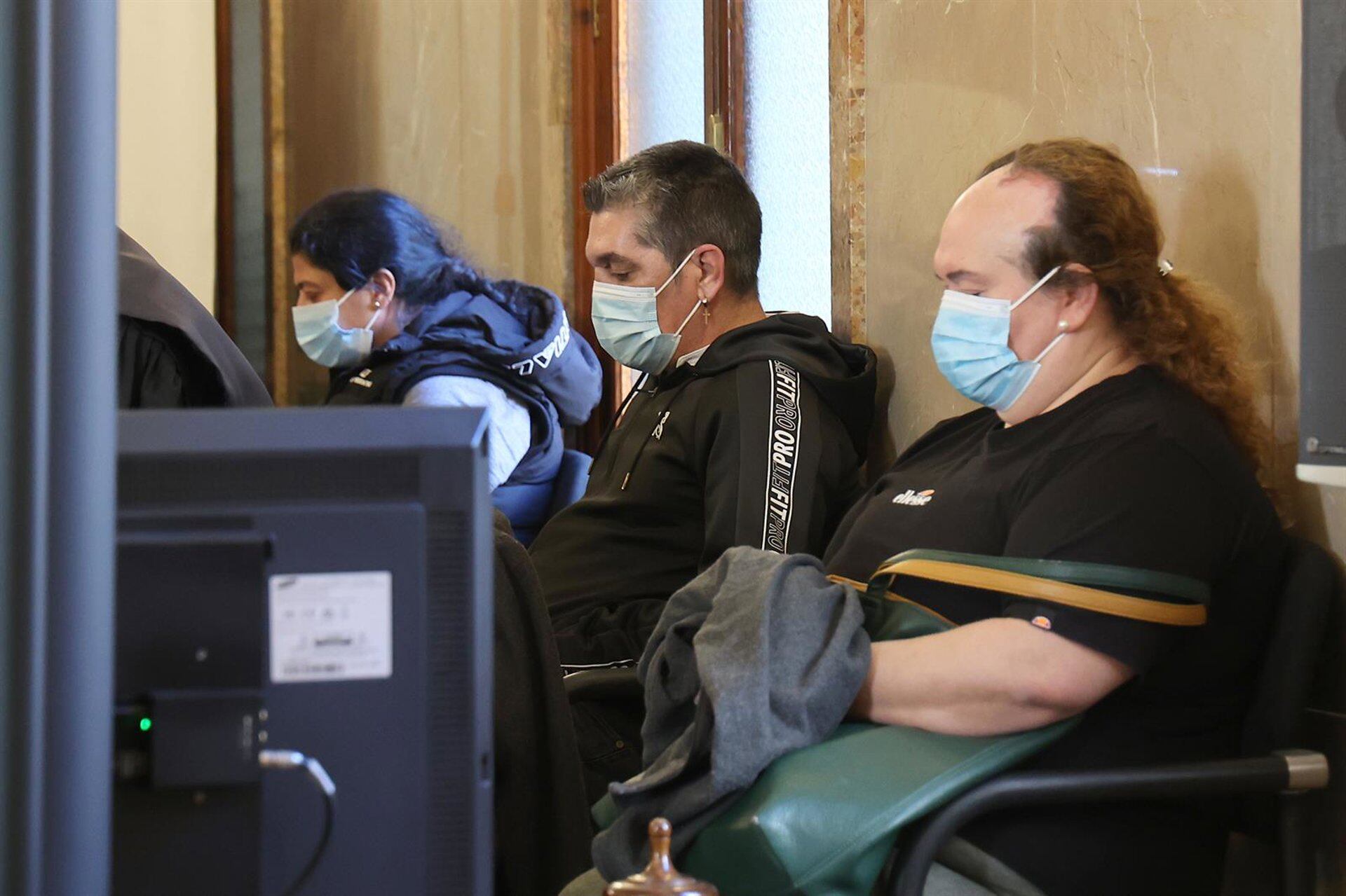 La fiscal del caso del bebé que murió arrojado a un contenedor: «Nació viva y llegó caliente al hospital»