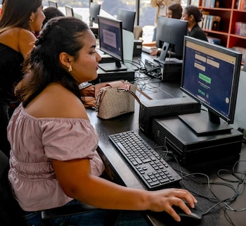 Jóvenes salvadoreños acceden a cursos gratuitos de Certifícate a través de la plataforma digital de Platzi en un centro de computación (Cortesía: Secretaría de Prensa).