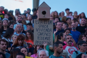 Imágenes de la concentración y cena colectiva del Sindicato de Inquilinas en Sevilla. (Francisco J. Olmo / Europa Press)