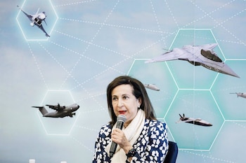La ministra de Defensa, Margarita Robles, interviene durante el acto de la firma del contrato del programa del Futuro Sistema Aéreo de Combate, en el Cuartel General del Ejército del Aire y del Espacio, a 28 de abril de 2023, en Madrid (España). (Carlos Luján - Europa Press)