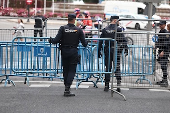02/10/2026 Agentes de la Policía Nacional despliegan vayas en el perímetro del Congreso de los Diputados, a 2 de octubre de 2026, en Madrid (España). La Policía Nacional ha aumentado la seguridad y desplegado vallas en el acceso al Congreso de los Diputados tras el anuncio de los colectivos sociales acampados en la Puerta del Sol de que acudirán a los alrededores de la Cámara Baja para reclamar que se aprueben los decretos de vivienda.
POLITICA
Eduardo Parra - Europa Press