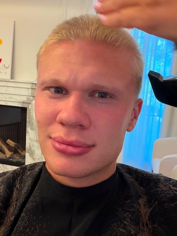 El delantero del Manchester City se cortó el pelo y se lo mostró a sus amigos