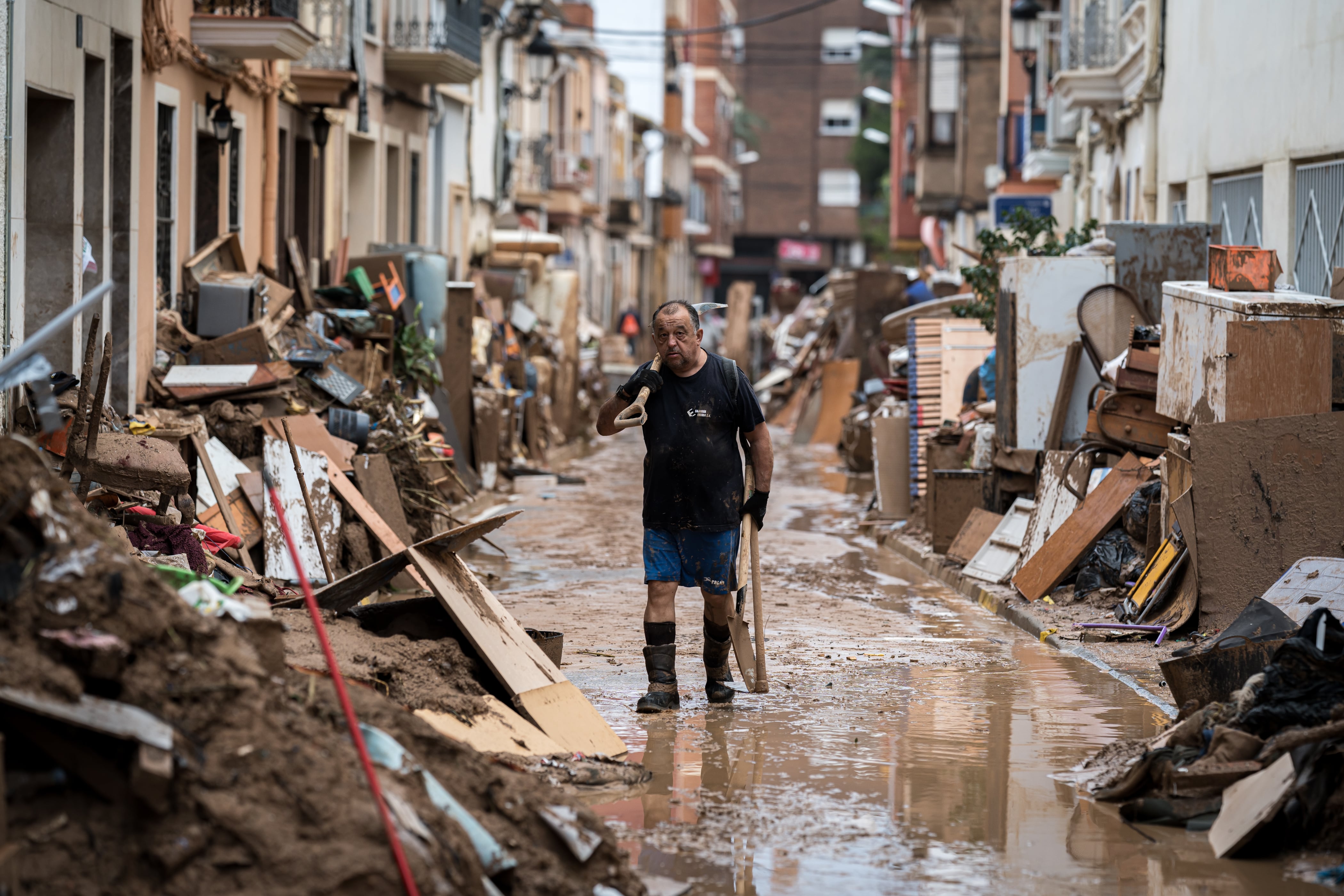 Un hombre durante las labores de limpieza de los desperfectos ocasionados por la DANA en Paiporta, Valencia. (Diego Radamés / Europa Press)