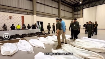 El presidente Abelardo de la Espriella caminó entre los combatientes abatidos en la Operación Azarías - crédito captura de pantalla @ABDELAESPRIELLA/X
