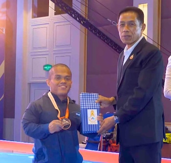 Herbert Aceituno recibe la medalla de bronce durante la premiación oficial en el Asia-Oceania Open Championships de Bangkok 2026 (Foto cortesía INDES).