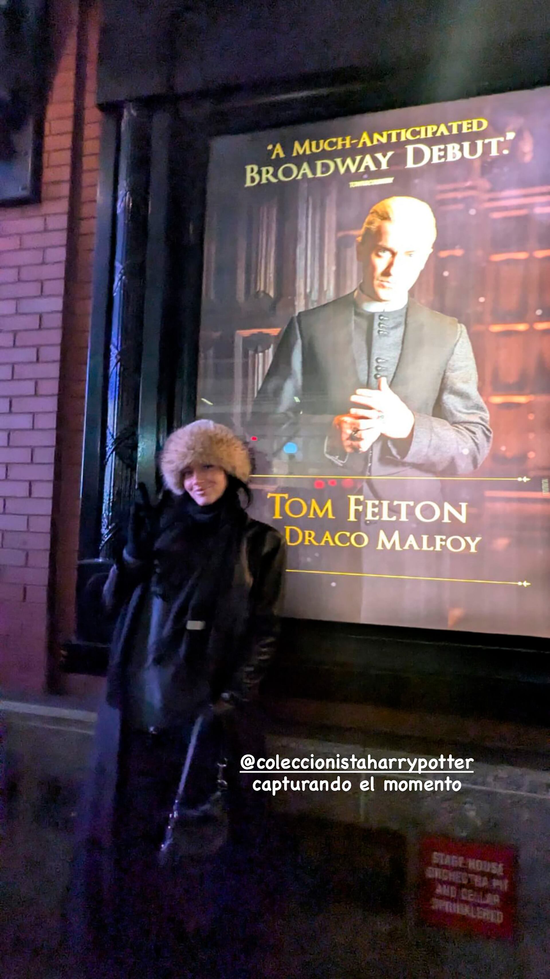 Oriana junto al cartel que anuncia el debut de Felton en Broadway, retomando su rol como Draco Malfoy (Instagram)