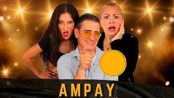Tres personas, dos mujeres y un hombre, posan sonriendo y con expresiones exageradas frente a un fondo dorado con luces. El hombre usa gafas de sol. Texto: Ampay