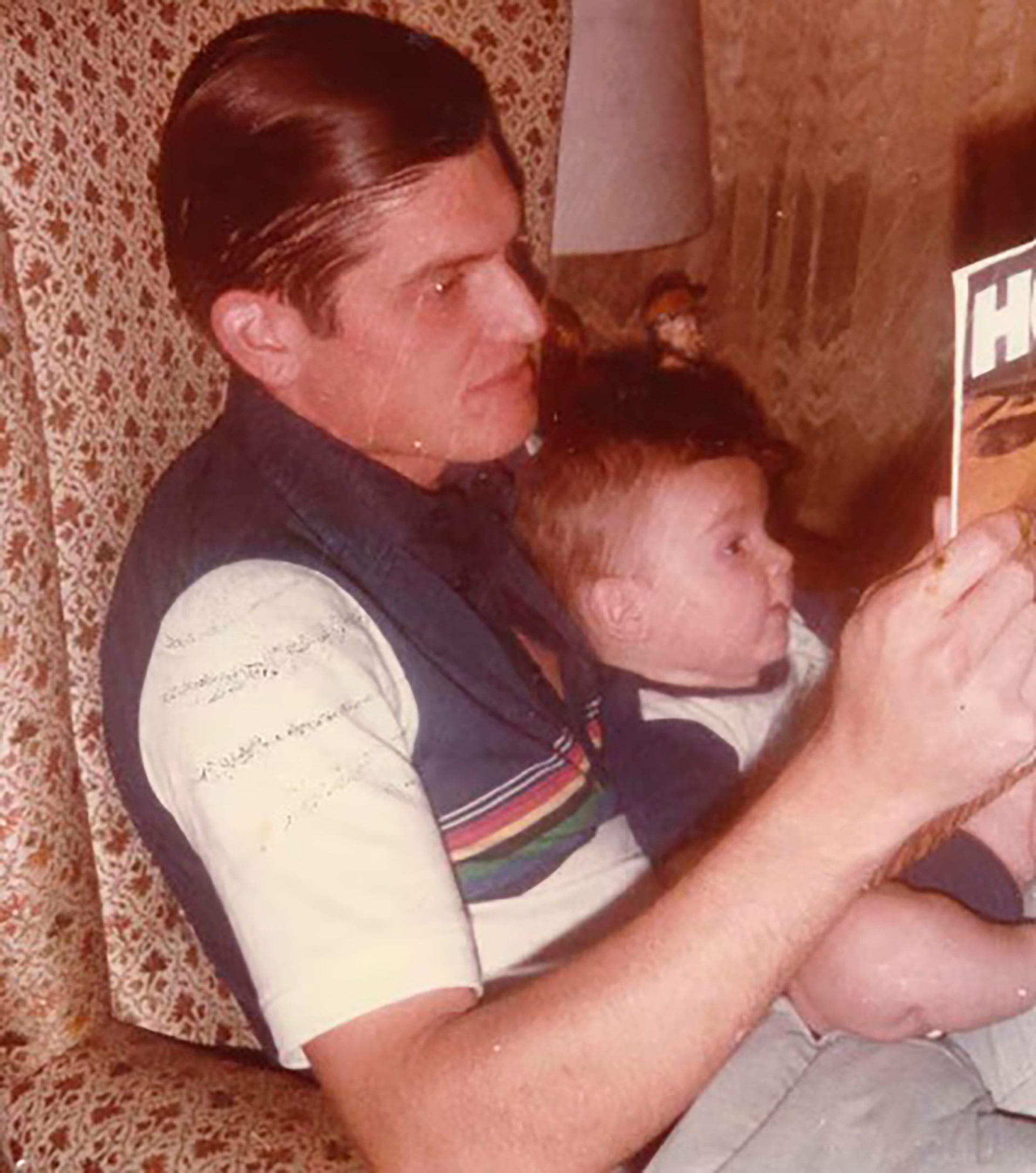 Una foto de Santiago junto a su padre Carlos Martella antes del inicio de la guerra de Malvinas en 1982