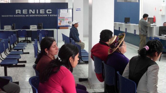 Denuncian venta de filas para hacer trámites en el Reniec| Andina