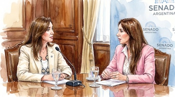 Ilustración en acuarela de dos mujeres sentadas en una mesa de madera, con la vicepresidenta Victoria Villarruel a la izquierda y la jueza María Verónica Michelli a la derecha.
