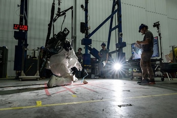 Ike Theriot ayuda a preparar a los astronautas para trabajar en la Luna