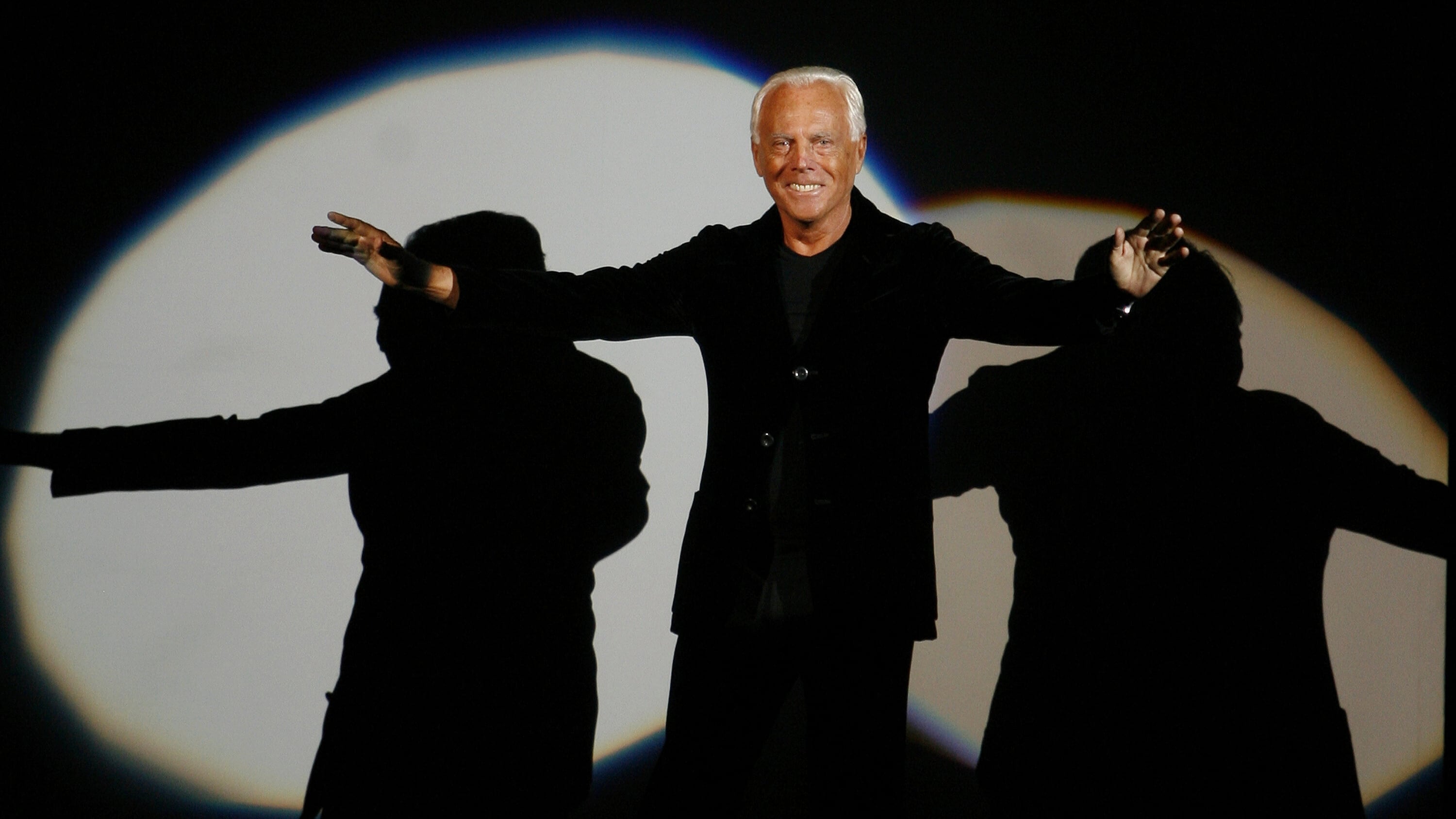 ARCHIVO - Giorgio Armani recibe su cuota de aplausos después de presentar su colección de moda masculina Emporio Otoño-Invierno 2007-2008, durante la Semana de la Moda Masculina de Milán, en Milán, Italia, el lunes 15 de enero de 2007. (Foto AP/Luca Bruno, archivo)