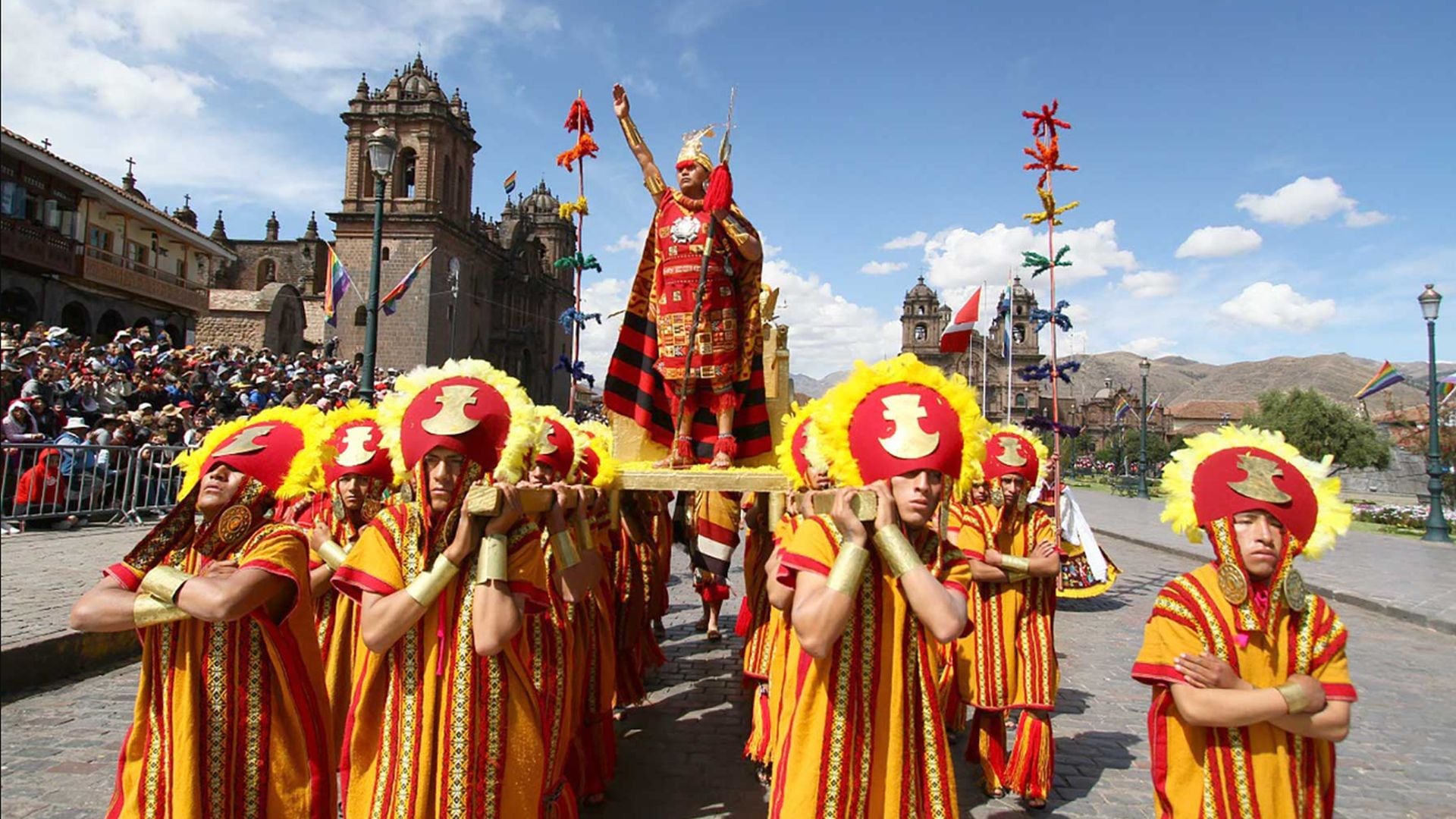 Cada espacio del Inti Raymi guarda un mensaje ancestral. Qorikancha representa la adoración solar; Haukaypata, el encuentro político; Sacsayhuamán, el clímax del rito con danzas y ofrendas. (Andina)