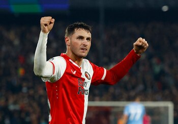 Santi Giménez ayudó al Feyenoord