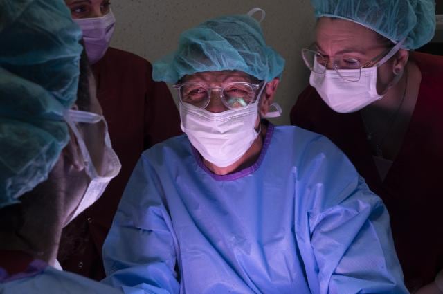 El equipo quirúrgico del Hospital de Bellvitge interviene a un paciente durante un trasplante renal efectuado mediante cirugía robótica de una sola incisión. (Hospital de Bellvitge)
