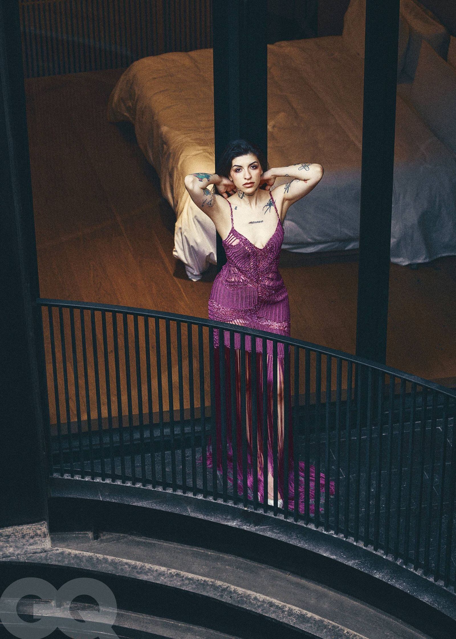 Vestido, EMM & VAL; zapatos, Prada. (Foto: Ram Martínez/GQ México)