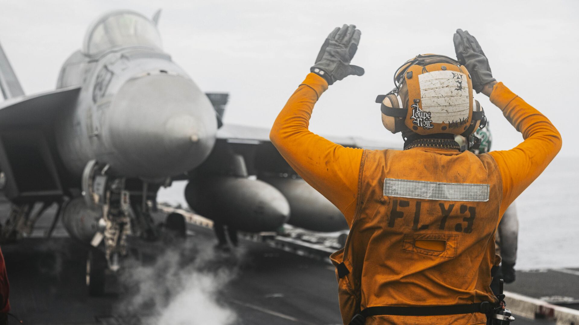 El USS Abraham Lincoln continúa sus operaciones aéreas contra objetivos militares en Irán mientras navega en aguas regionales (@CENTCOM)