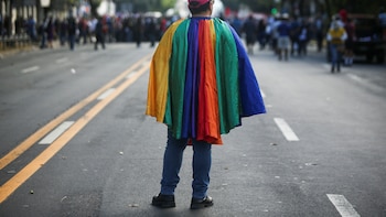 La discriminación contra personas LGBTIQ+ afecta sus medios de vida en El Salvador, advierte investigación