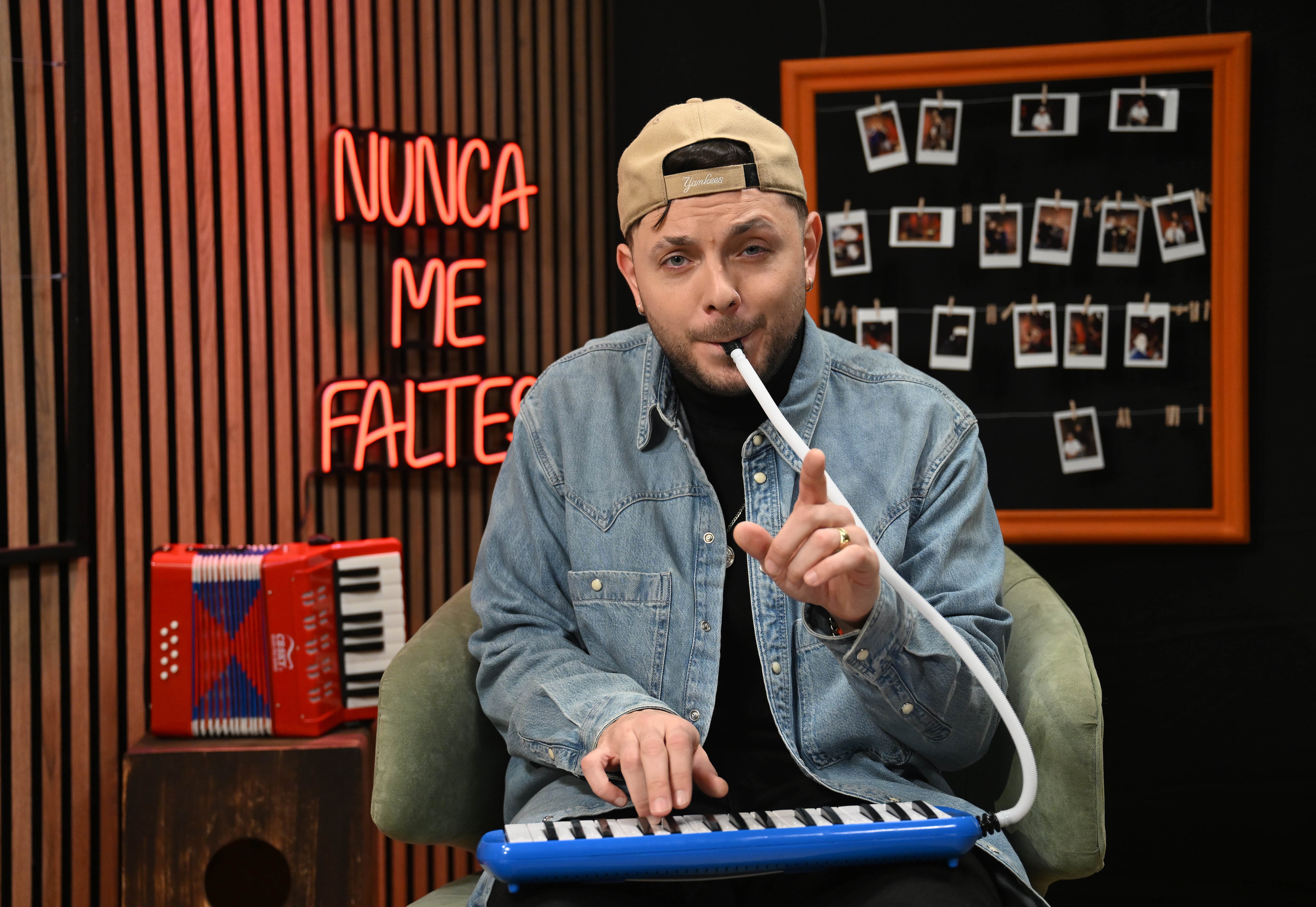 Hernán Arbuco toca una melódica: