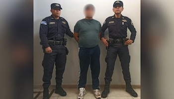La Policía Nacional Civil detuvo a Carlos Alexander C. en el cantón Ashapuco del municipio de Ahuachapán Centro. (Cortesía: Policía Nacional Civil)