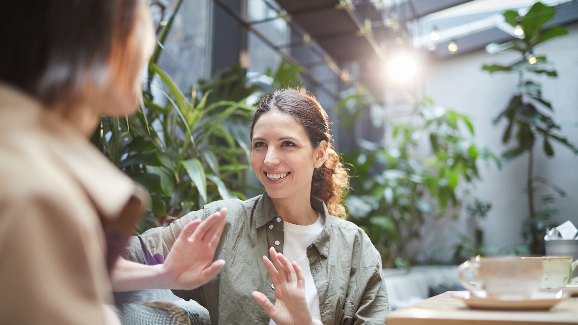 La escucha activa y el reconocimiento de la experiencia ajena son claves para fortalecer la conexión en las relaciones (Freepik)