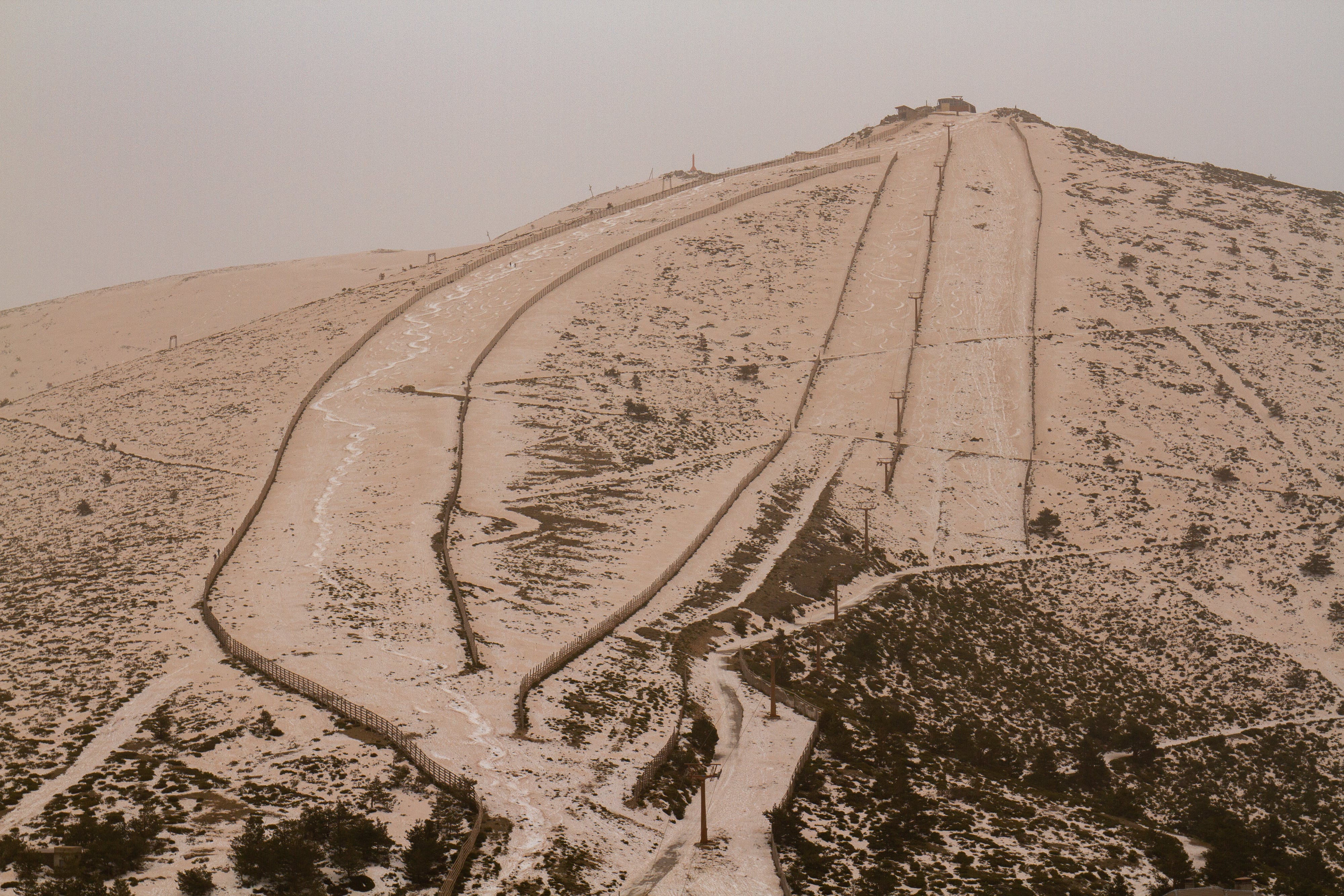 La Sierra de Guadarrama (Madrid) cubierta de nieve y polvo sahariano, a 4 de abril de 2024. (Rafael Bastante / Europa Press)