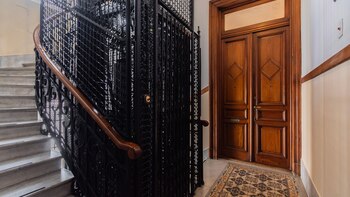 Con ascensores jaula