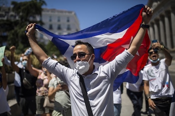 Un hombre sujeta la bandera