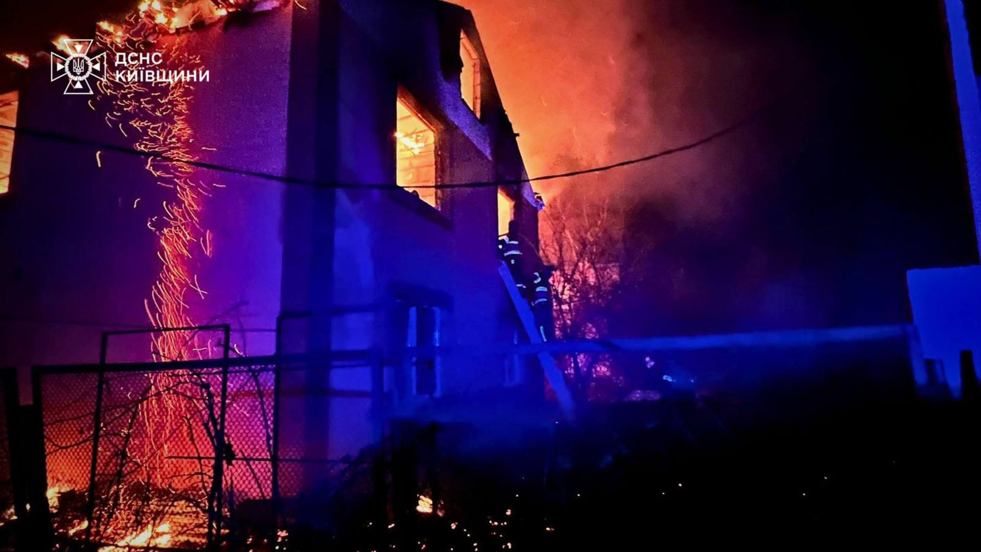 Bomberos intentan apagar el fuego tras el ataque (@ZelenskyyUa)