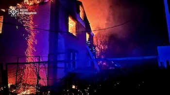 Bomberos intentan apagar el fuego