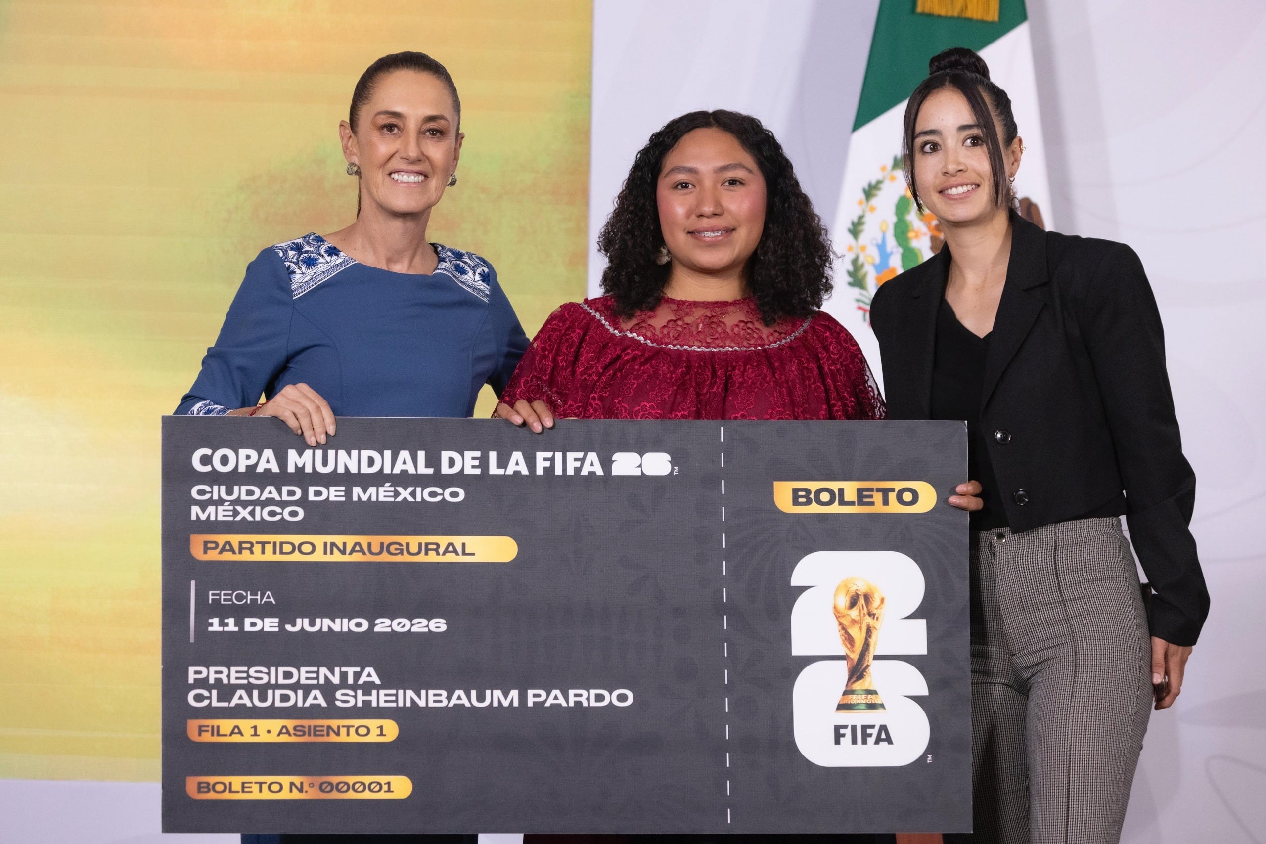 Entrega de boletos para el Mundial 2026 a las mujeres deportistas que ganaron el concurso de la presidenta Claudia Sheinbaum (Gobierno de México)