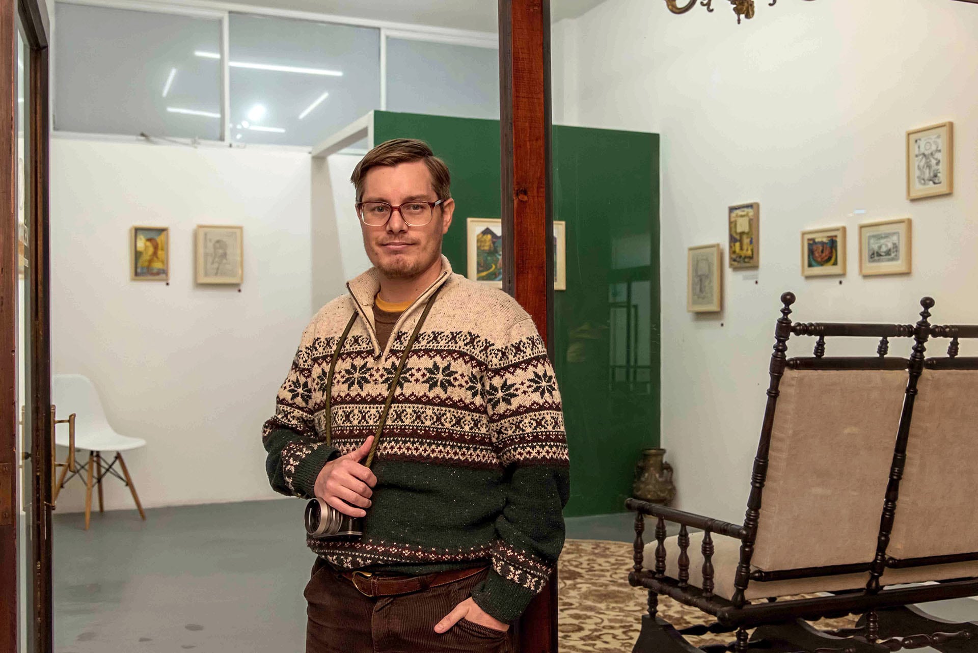 Como en el Renacimiento, un joven pintor recupera el temple para sus obras góticas y surrealistas