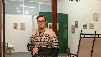 Como en el Renacimiento, un joven pintor recupera el temple para sus obras góticas y surrealistas