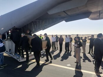Personal de una funeraria lleva