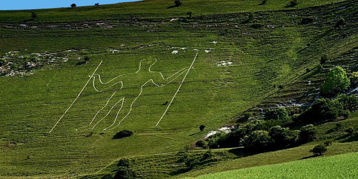 El Long Man de Wilmington, representando a un gigante, es uno de los monumentos de tiza más emblemáticos de East Sussex (Wikimedia Commons)