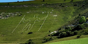 El Long Man de Wilmington, representando a un gigante, es uno de los monumentos de tiza más emblemáticos de East Sussex (Wikimedia Commons)